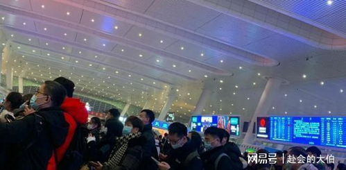 南方多地限电致工厂提前放假，火车站现返程高峰